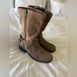 Ugg Silva Suede Boots In Fawn~ SZ 9.5 MSRP: $175~ Excellent Condition.